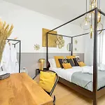 Bauhaus - Sleepwithme - Free Parking - Free Braeakfast - Very Friendly Staff